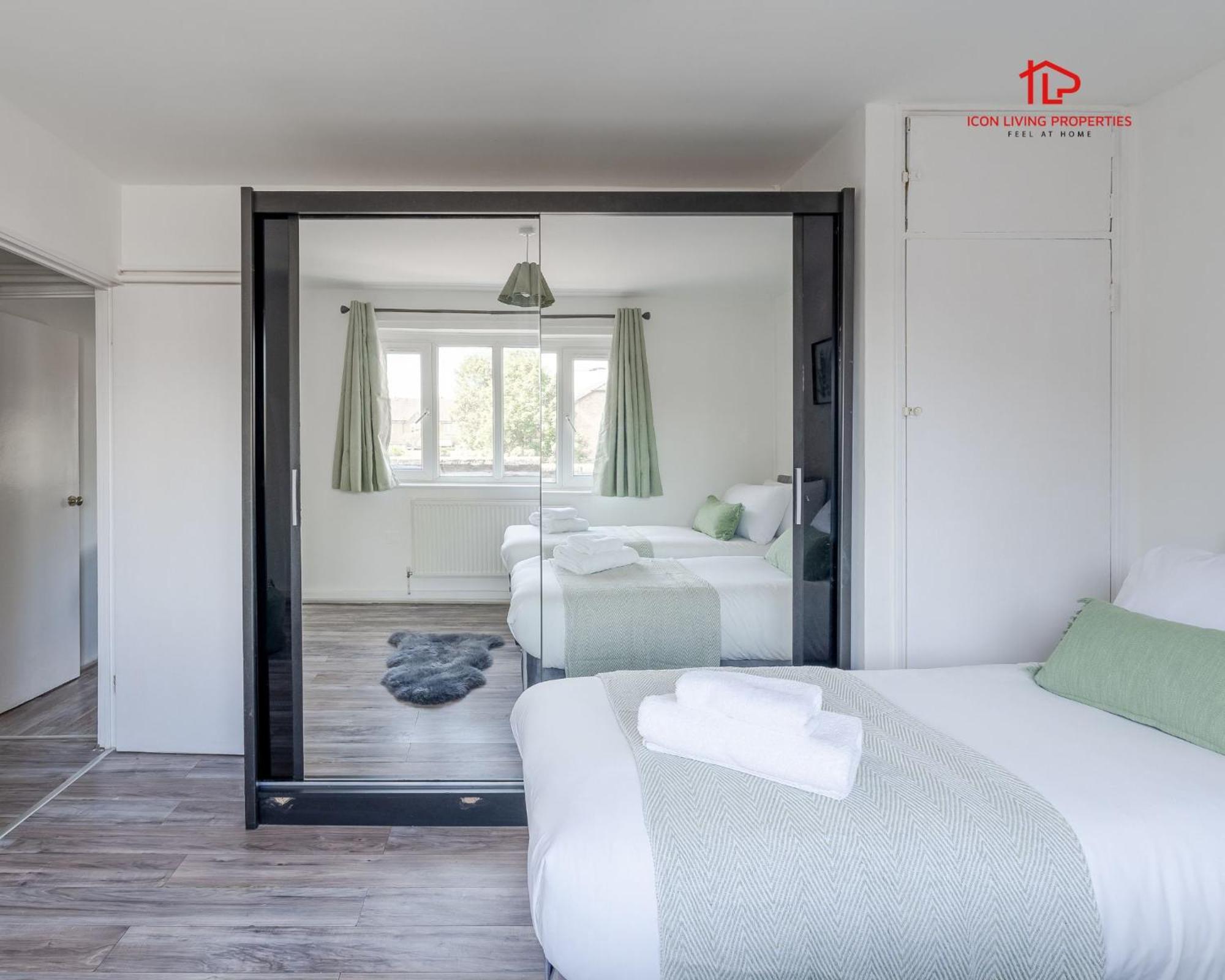 Spacious 1 Bed Flat For Contractors Leisure And Relocation Guests By Icon Living Properties Short Lets And Serviced Accommodation Barking Exterior foto