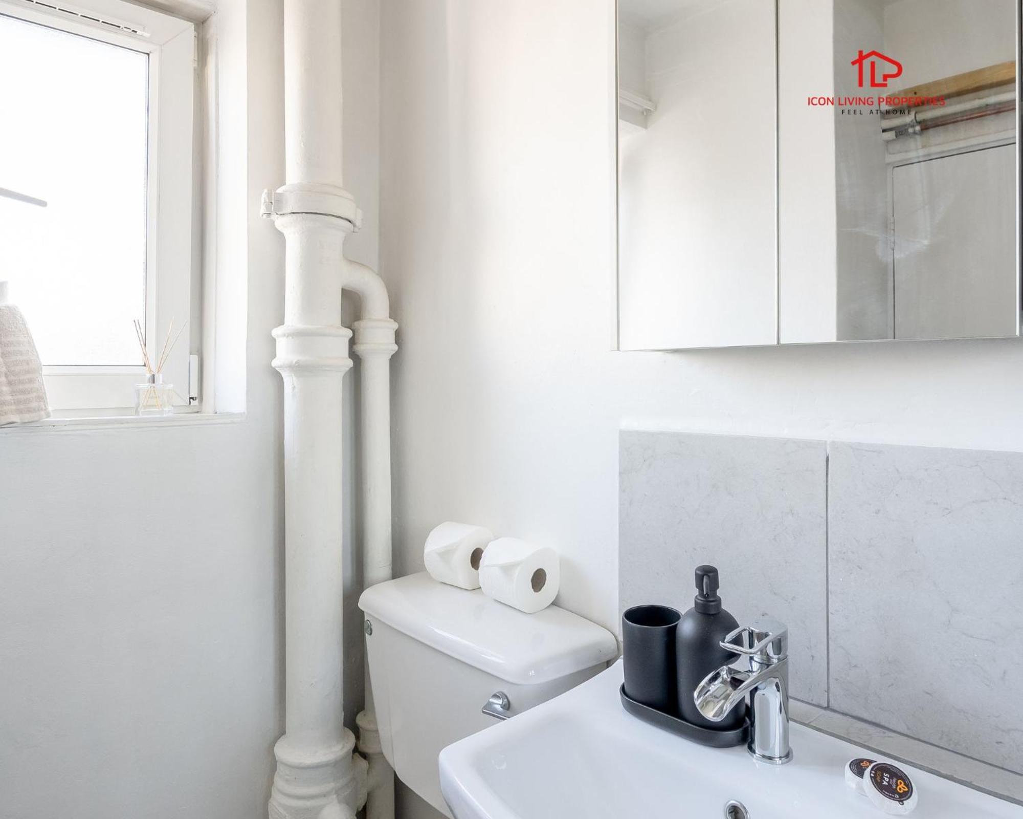 Spacious 1 Bed Flat For Contractors Leisure And Relocation Guests By Icon Living Properties Short Lets And Serviced Accommodation Barking Exterior foto